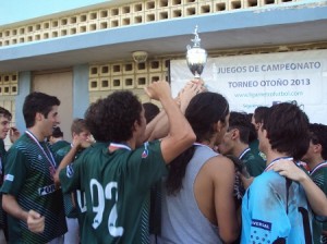 Equipo U17 Conquistadores de Guaynabo levantando copa de campeones.