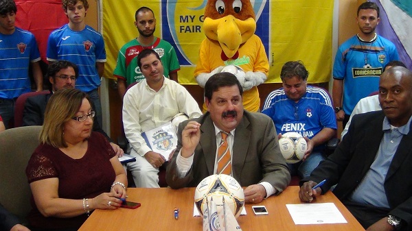 Irma Millán, Eric Labrador, y Pedro Sálamo durante la conferencia de prensa de la FPF hoy. (Foto: Edwin R. Jusino)