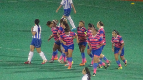 Celebración del gol de Annie Lee Méndez (Foto: Edwin R. Jusino)