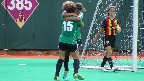 Adriana Font tras anotar su gol ante Guayama en la Súper Copa (Foto: Edwin R. Jusino)