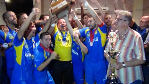 Criollos levantando la Copa de la PRSL tras ser campeones de la Súper Copa Gigante (Foto: Edwin R. Jusino)