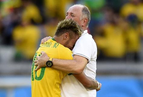 Luiz Felipe Scolari se abraza con Neymar tras victoria sobre Chile. (Foto: Prensa Libre)