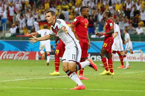 Miroslav Klose al empatar el record de máximo goleador de los mundiales.