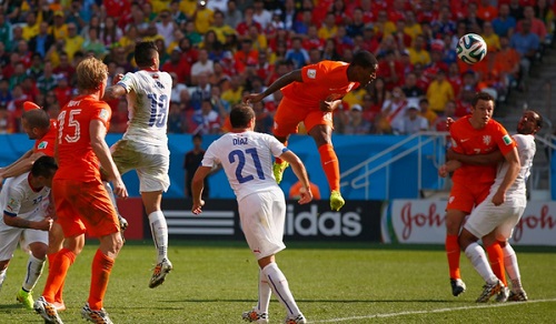 Leroy Fer anotando el primer gol de los holandeses. Foto: FIFA