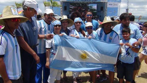Argentinos y Boricuas disfrutando del FIFA Fan Fest en Bahia Urbana