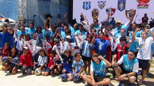 Foto grupal de las clínicas de fútbol de la PRSL y Liberty