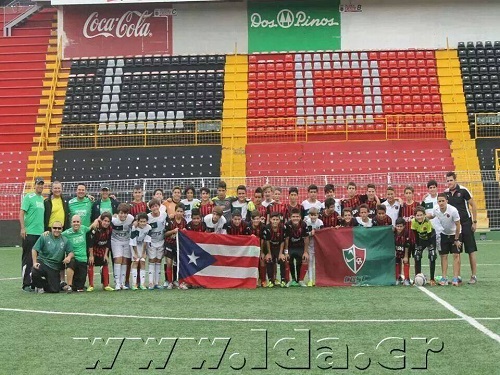 Conquistadores U13 posando con sus homólogos de la Liga Deportiva Alajuelense.