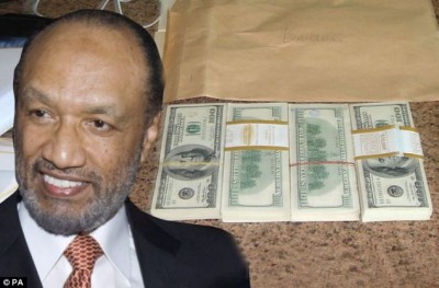 Mohammed bin Hamman insertado en la foto que sacó Fredd Lunn al dinero antes de regresarlo el mismo dia. Foto: Daily Mail.