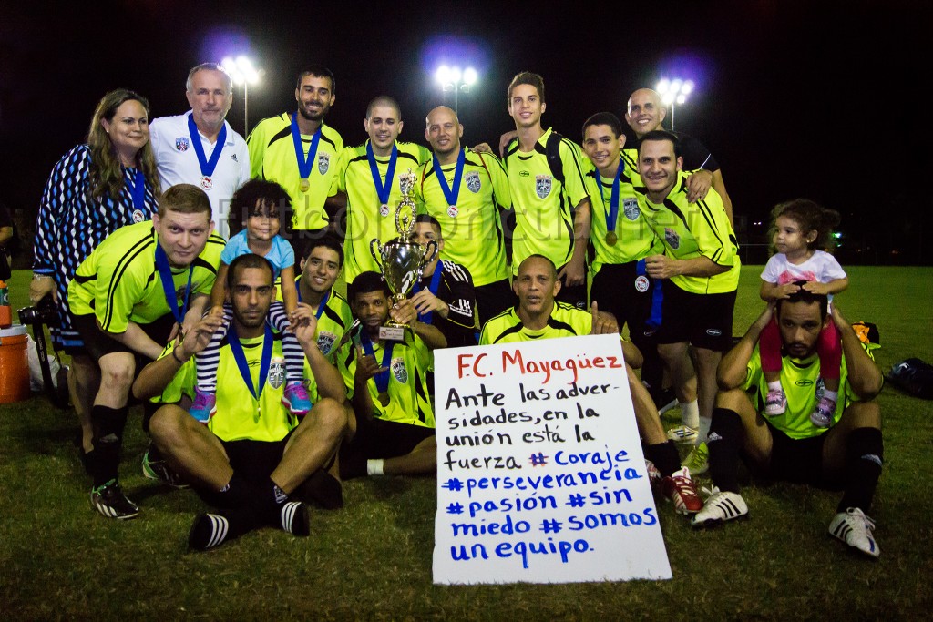 "Ante las adversidades, en la unión está la fuerza" se lee en un cartel que llevaba el equipo subcampeón, FC Mayagüez. (Foto: Keven David Flecha Velázquez)