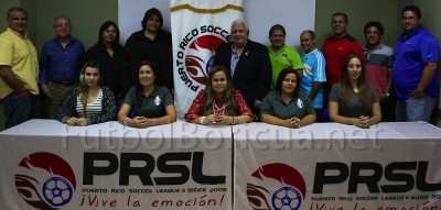 José Serralta (al centro) con los apoderados de la Puerto Rico Soccer League agosto 2015. Archivo
