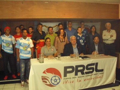 Jugadores, técnicos y presidentes de clubes con los administrativos de la PRSL. por Edwin Jusino