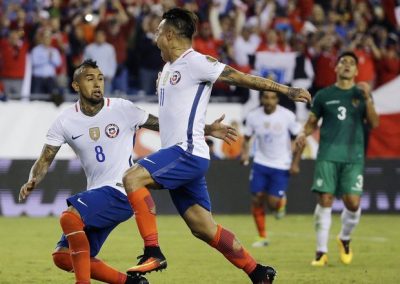 Celebran gol de Chile ante Panamá. por oregonlive.com
