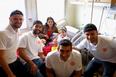 Jugadores del Puerto Rico FC visitando niños en el Hospital Oncológico. Suministrada