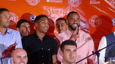 Jorge Rivera (izquierda) y Héctor "Pito" Ramos (derecha) al ser anunciado como nuevo fichaje del Puerto Rico FC. por Edwin Jusino