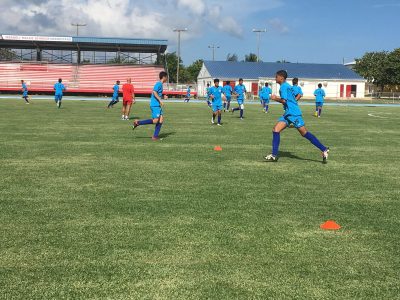 Miembros del Equipo Nacional Sub 17 de Puerto Rico en medio de una sesión de entrenamiento en Islas Caimán. (Suministrada FPF)