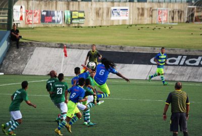 Alexis Rivera se levanta en el aire en un tiro de pelota parada en el partido del Bayamón FC ante el Yabuco FC del Torneo Clausura de la PRSL 2016. por Kelimar Santiago | Archivo