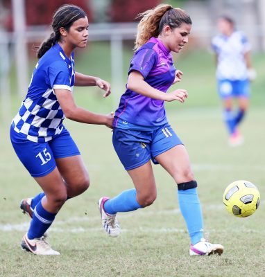 La jugadora Ann Cintrón (#11, derecha) marcó tres goles en la victoria de las Criollas de Caguas, 7-0, sobre Arecibo Leal FC. Armando Pereira / JPG Media Group