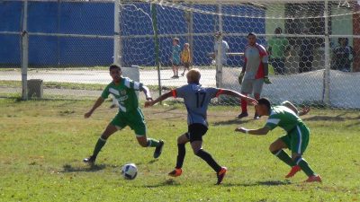 Joffren Santos se enfrenta a dos defensas del Don Bosco FC en la final de la Copa Don Bosco 2017. por Edwin R. Jusino