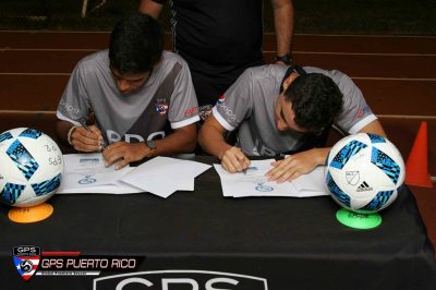 Kevin Hernández y Carlos Solá firmando los contratos con Assumption College. Suminsitrada