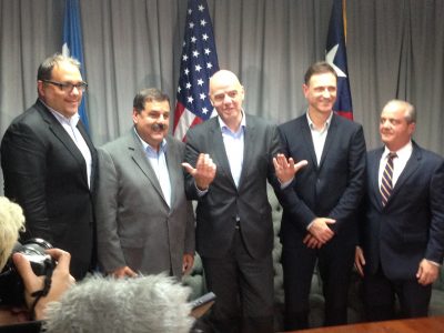 Gianni Infantino (centro) post conferencia de prensa a su llegada a Puerto Rico. Suministrada