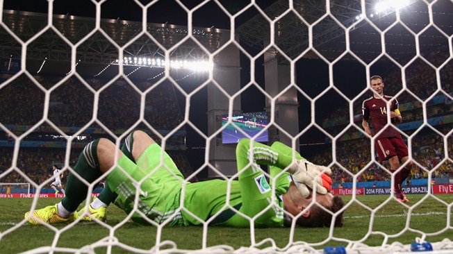 Rusia salva empate tras grave error de su arquero