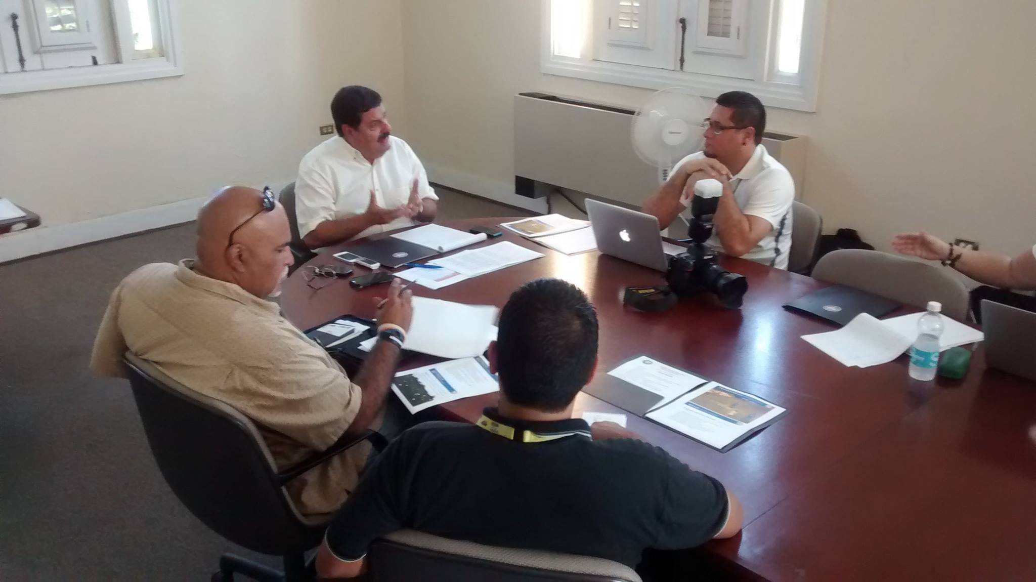 Labrador hace mesa redonda en Comité Olímpico