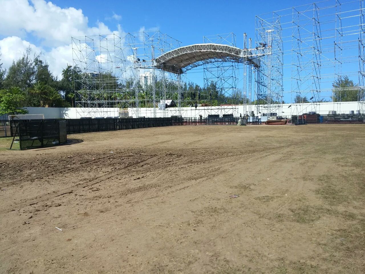 EDC deja daños al terreno del Sixto Escobar