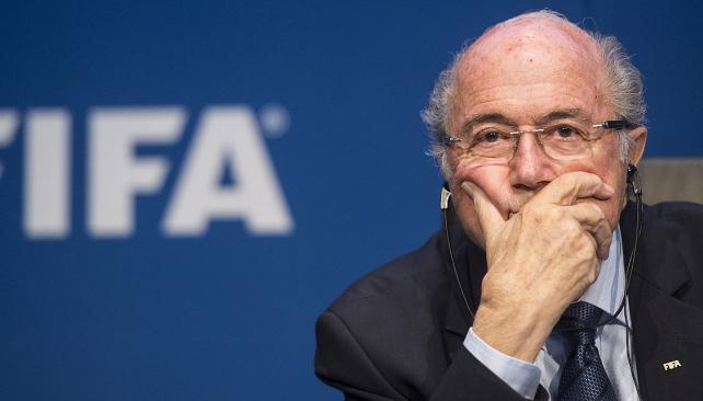 Blatter renuncia 4 días después de su reelección