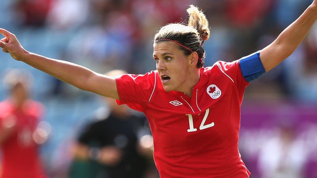 Christine Sinclair se viste de heroina