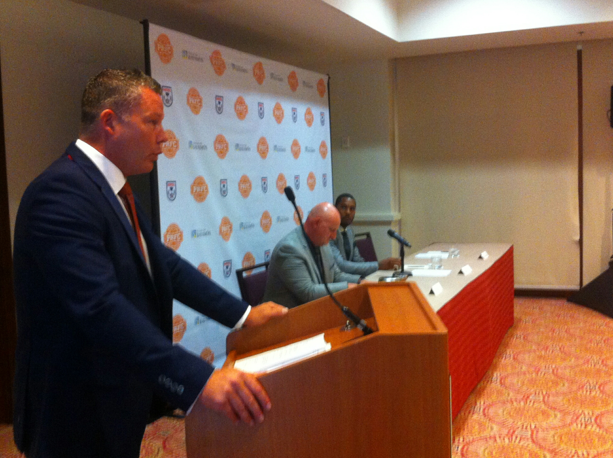 PRFC RELEVA A ADRIAN WHITBREAD Y NEIL SILLETT