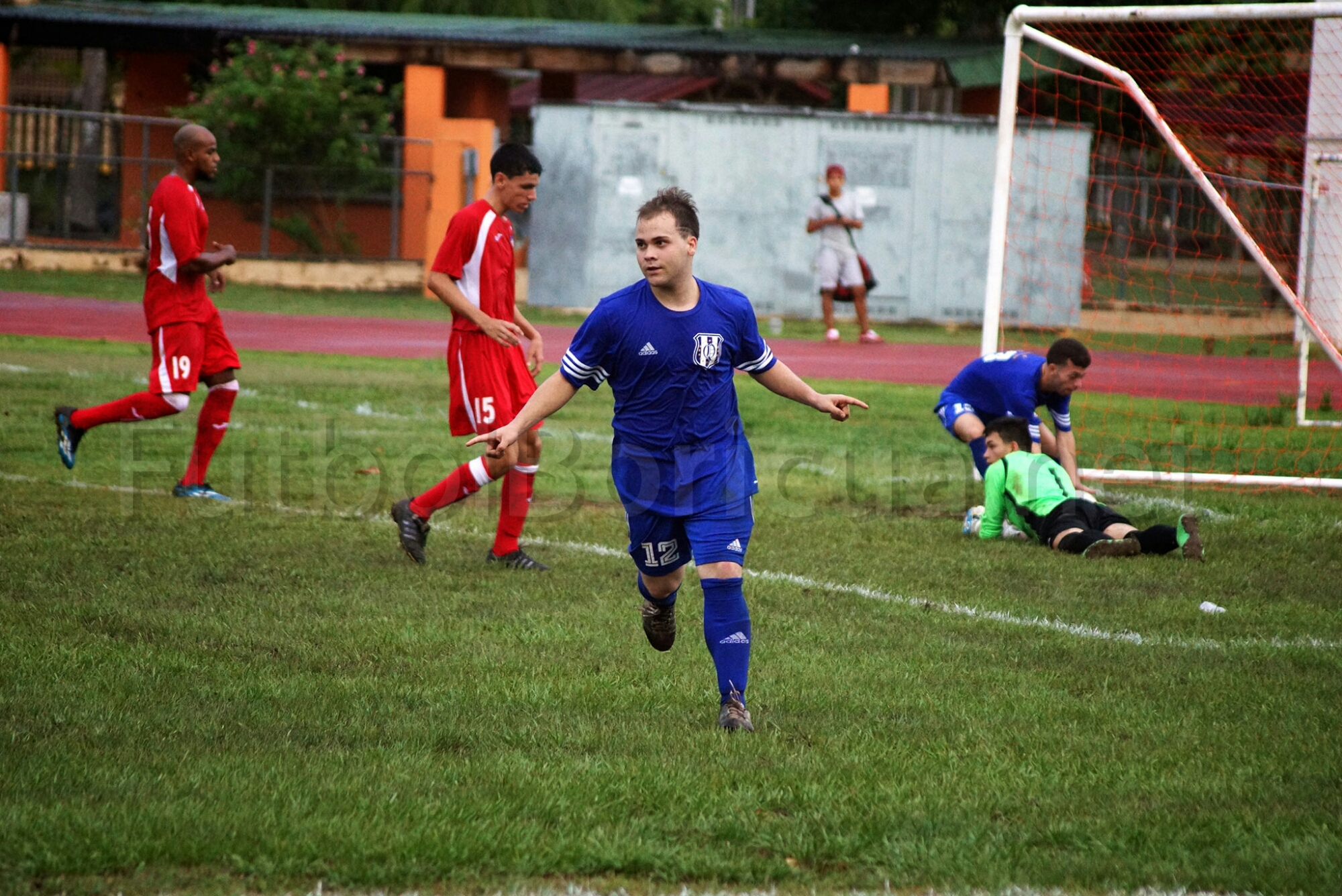Golea Quintana en su debut a Huracán FC