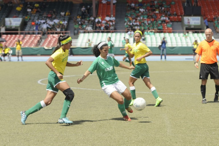 Rueda la pelota para el fútbol femenino