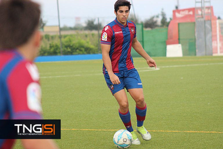 El puertoriqueño Nico demuestra que el fútbol profesional y la universidad son compatibles