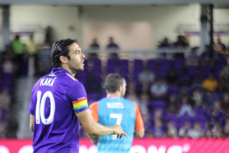 Orlando juega, llora, y recuerda