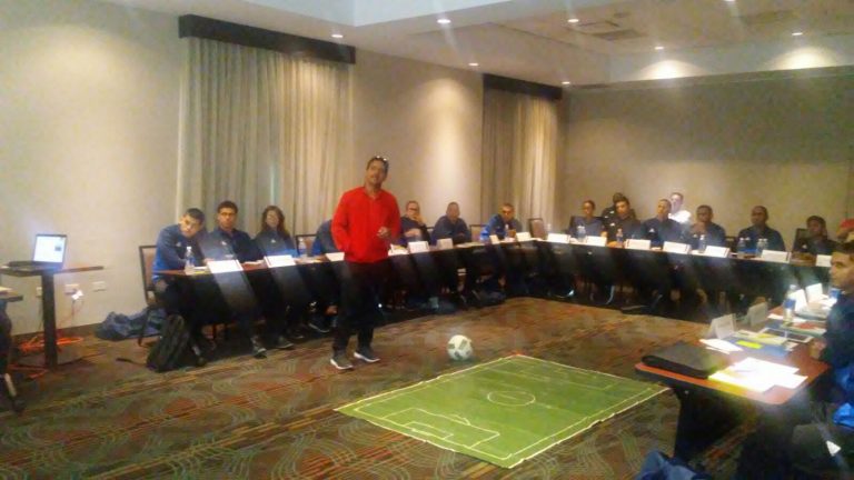 Truenan los árbitros contra la Federación