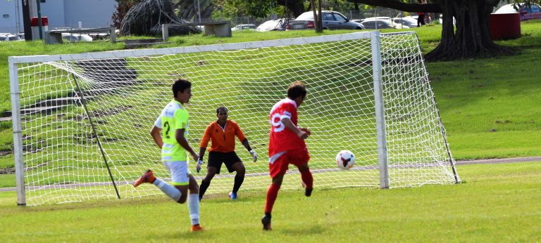 Gallos golean a Vaqueros en el fútbol universitario