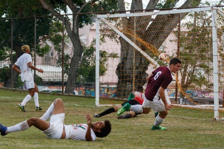 Delfines ganan en casa partido inaugurar de fútbol