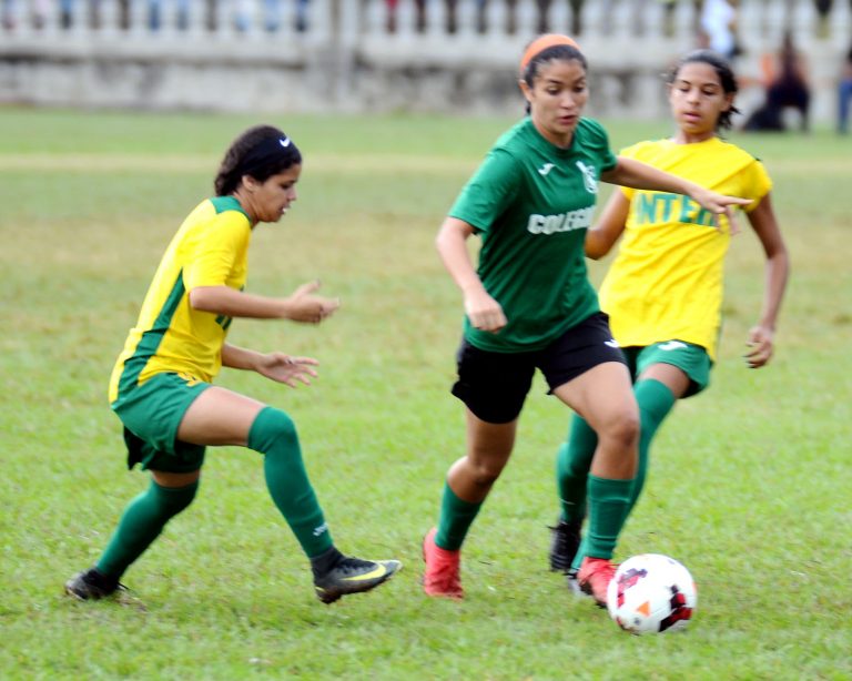 Las bicampeonas Juanas del Colegio arrancan con victoria en el fútbol