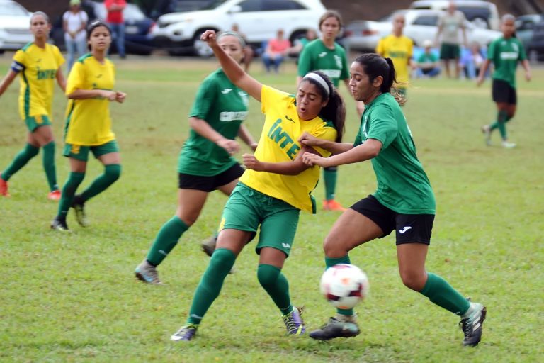 Juanas del Colegio a la defensa del título de fútbol LAI