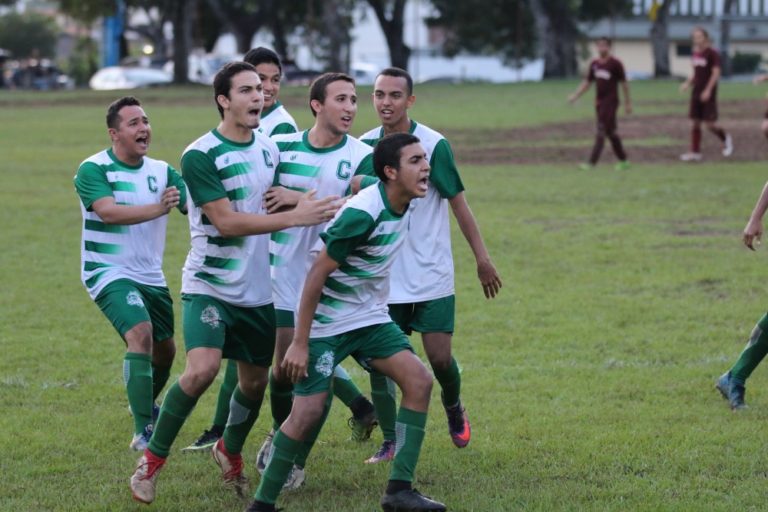 Camino al tricampeonato los Tarzanes del Colegio en fútbol