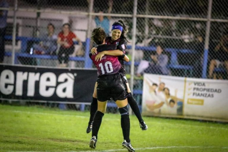 Controversia en el fútbol femenino por jugadoras universitarias