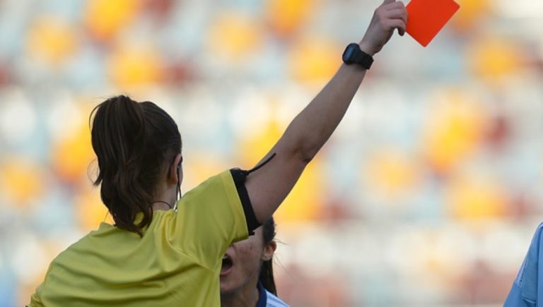 La lucha de las futbolistas arbitras contra el Coronavirus en España