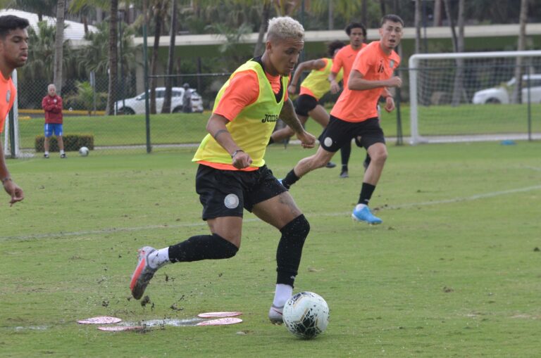 Huracán Azul realiza juego interescuadras a una semana del partido mundialista