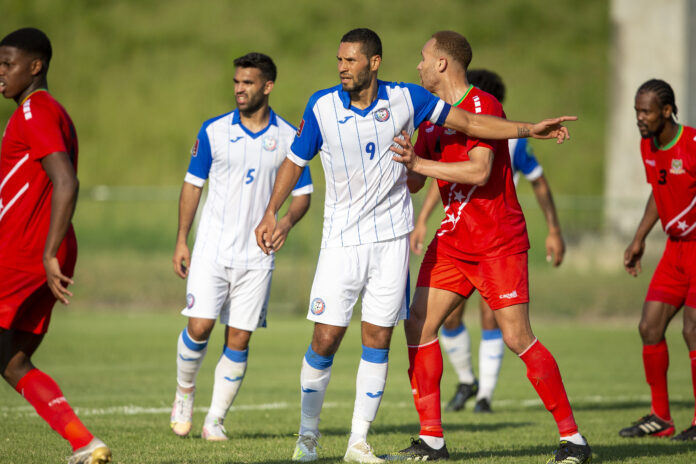 Ricardo RIvera (5) y Sydney RIvera (9) ante Saint Kitts