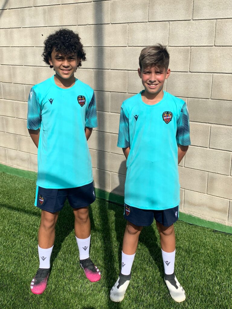 Dos juveniles de pasantía veraniega con el Levante UD