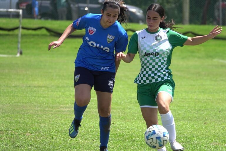 Rueda el balón en el Memorial Day Soccer Weekend