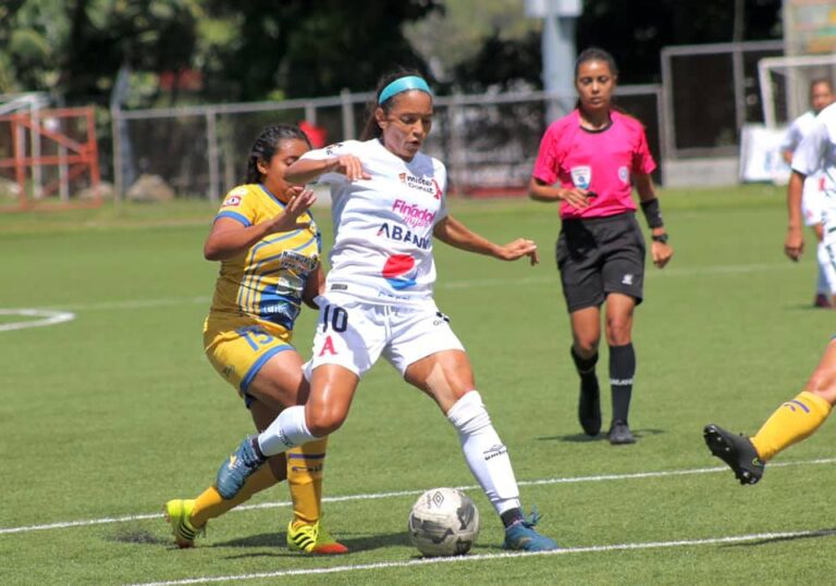 Laura Suárez sigue con su racha goleadora