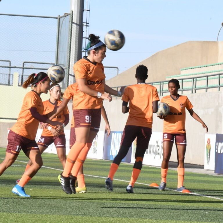 Adrianna Tirado debuta y hace historia en la AFC