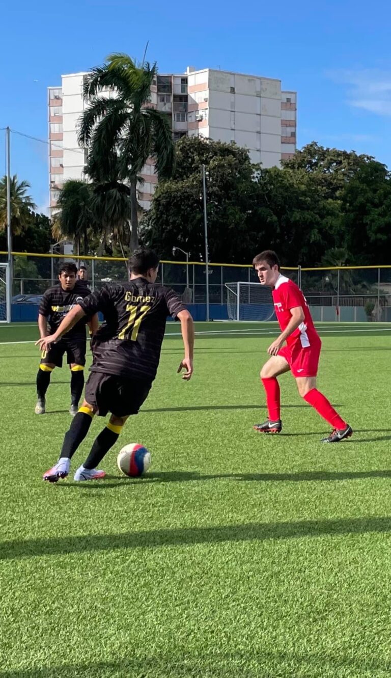 Lobos y Gallitos empatan en el inicio del torneo de fútbol