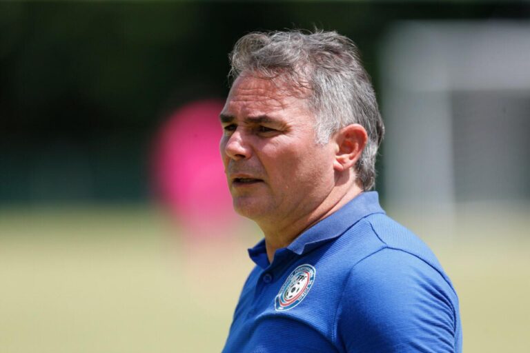 La Federación debe desautorizar a su entrenador